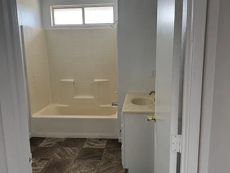 College Heights Apartments — Photo 10