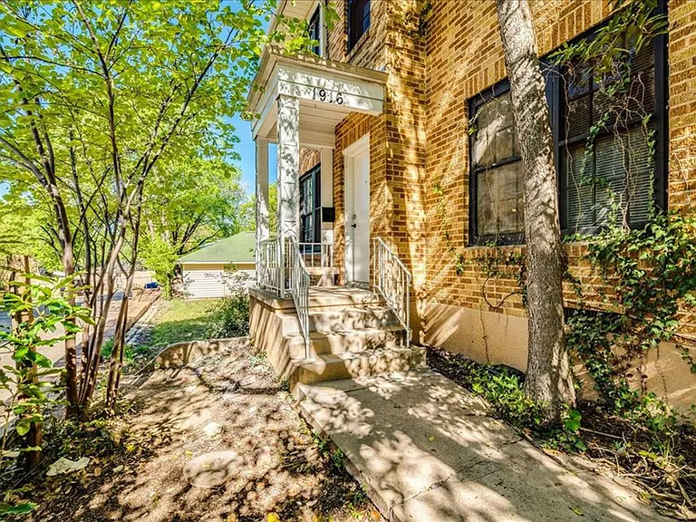 1916 Robbins Pl — Photo 2