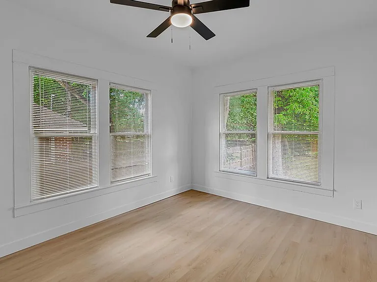1815 Seneca Ave — Photo 11