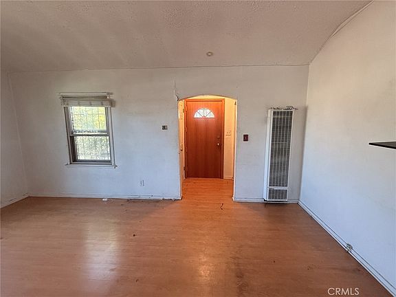 4th image of 800 W 99th St