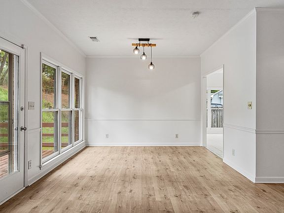 5th image of 1187 Cloverdale Rd