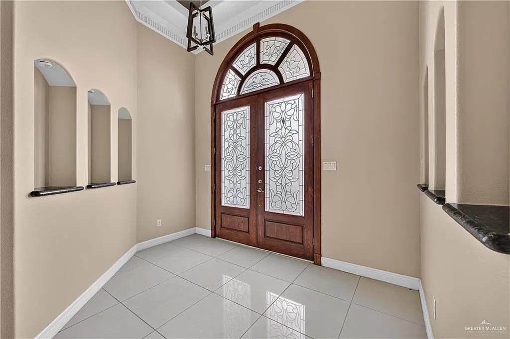 3 bed, 5.0 bath, 2361 sqft, $2,200 — Photo 2