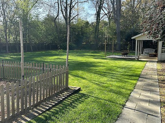 backyard w/ garden and shed