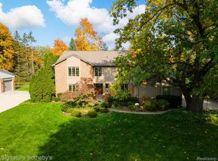 86 S Grosse Pines Dr N, Rochester, MI 48309