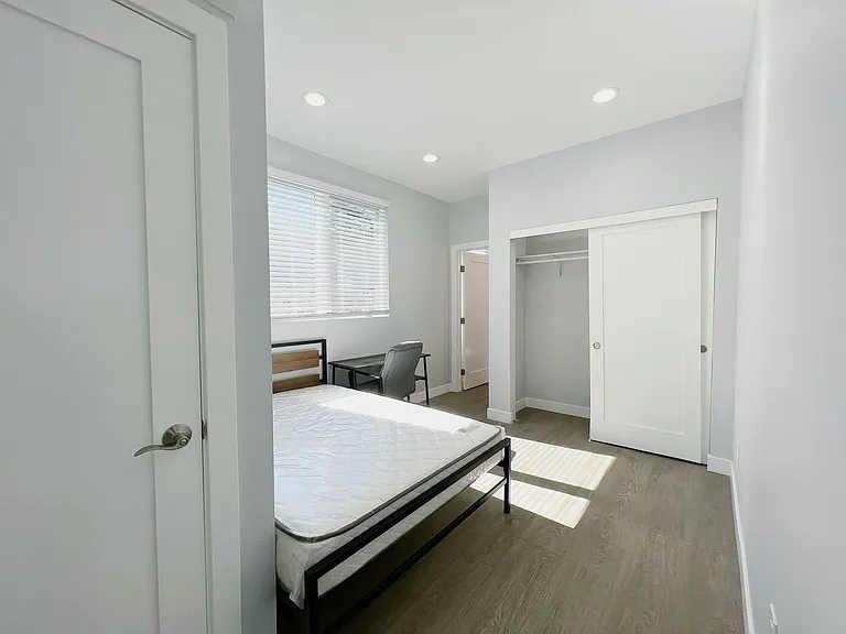 2641 S Budlong Ave — Photo 8