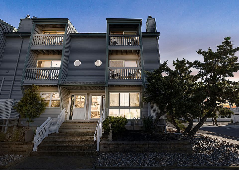 1st image of 247 Bay Ave #6