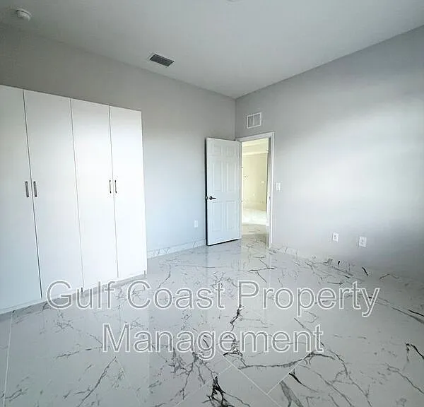 2216 NE 10th Pl — Photo 24