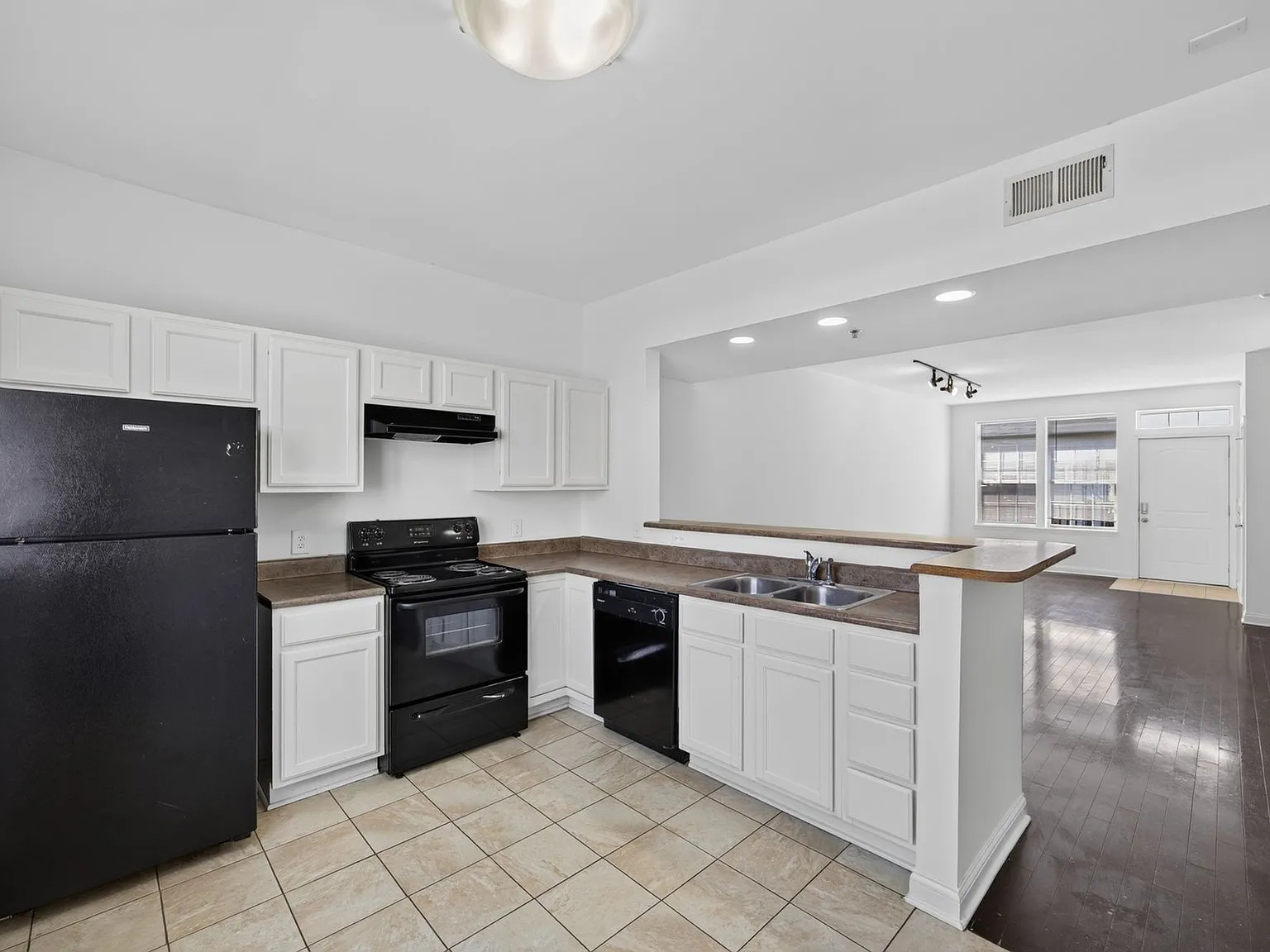 501 N Walnut St — Photo 1