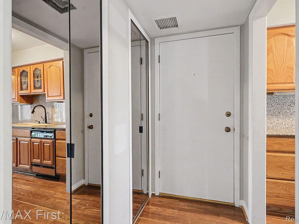 519 Riviera Dr, photo 6