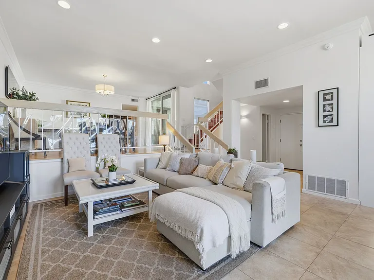 17106 Burbank Blvd — Photo 1