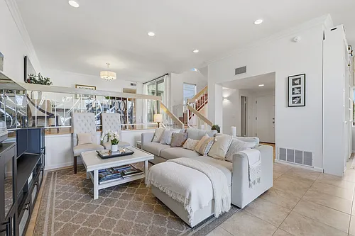 17106 Burbank Blvd Photo 1