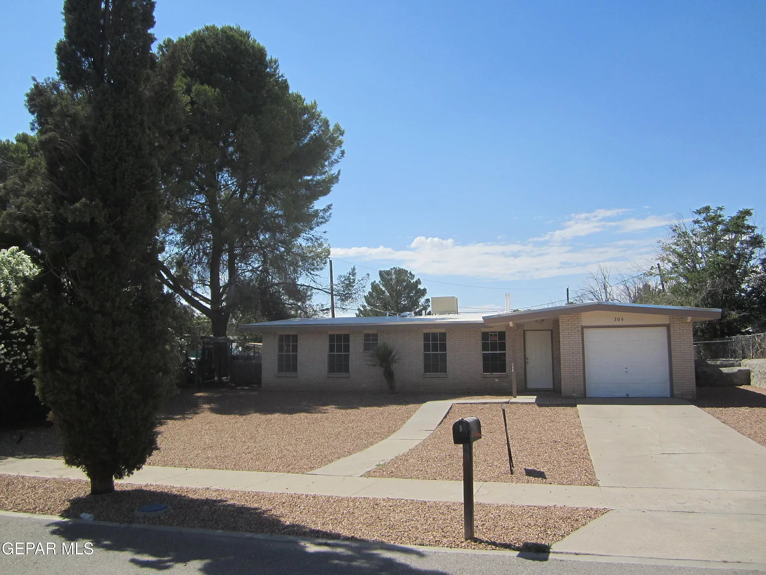 4 bed, 2.0 bath, 1800 sqft, $1,700 — Photo 3