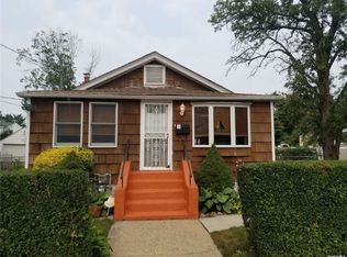 526 Sterling St, Uniondale, NY 11553