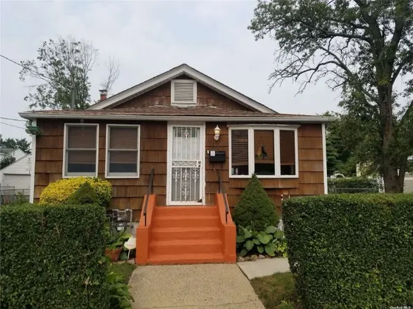 526 Sterling St, Uniondale, NY 11553