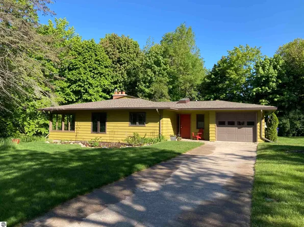 202 W 4th St, Northport, MI 49670