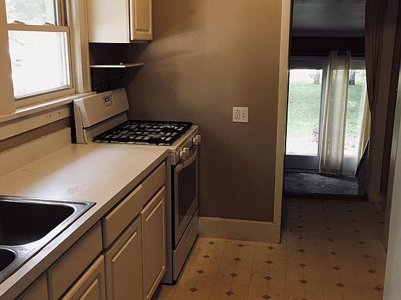 2nd image of 563 Garfield Dr