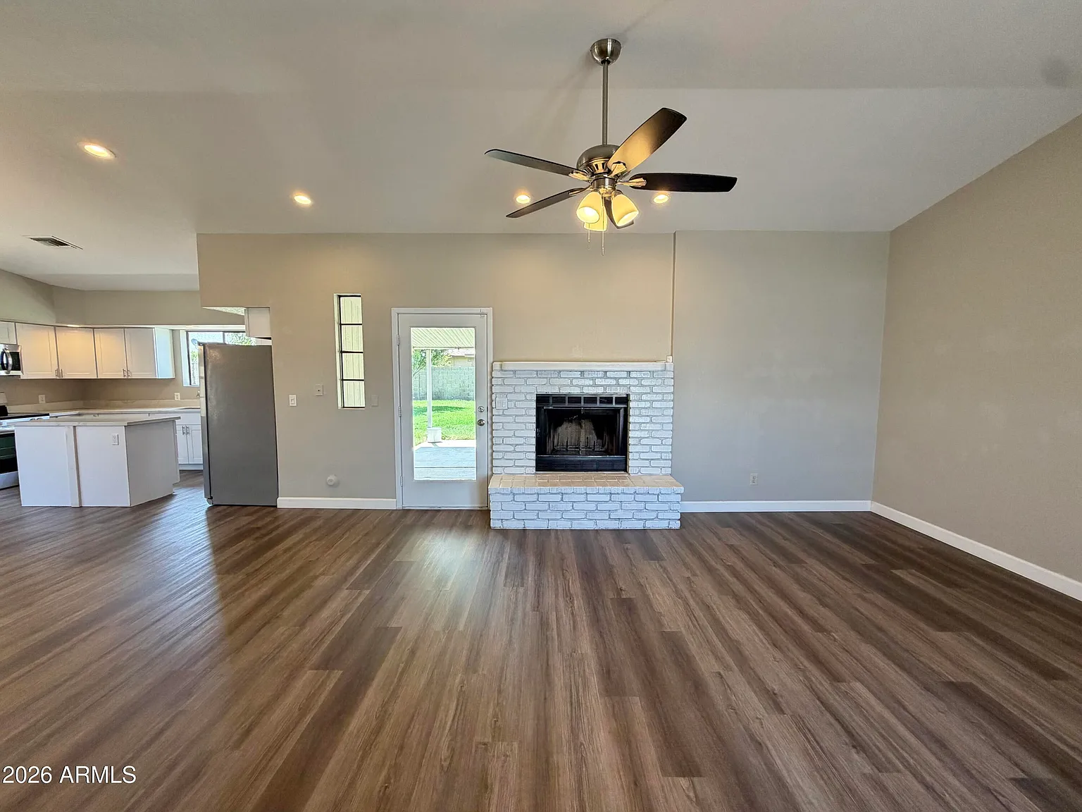 2 bed, 2.0 bath, 1369 sqft, $1,900 — Photo 2