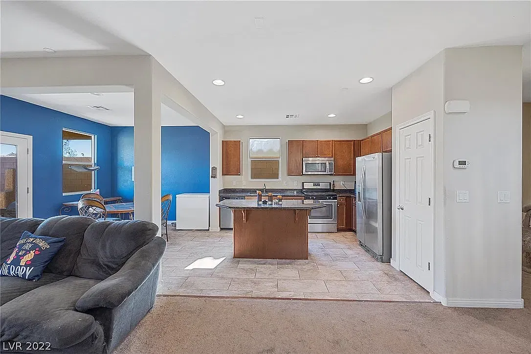 3 bed, 1935 sqft, $2,499 — Photo 2