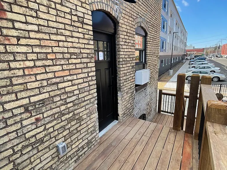 627 E 4th St — Photo 20