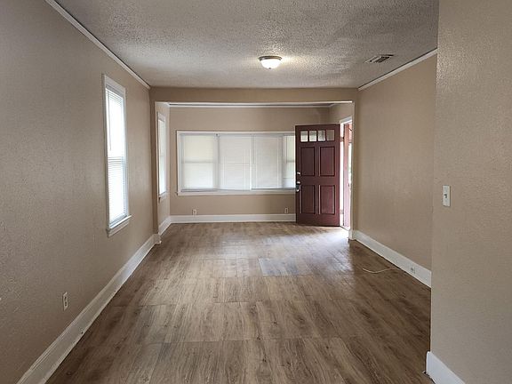 2nd image of 515 E 60th St