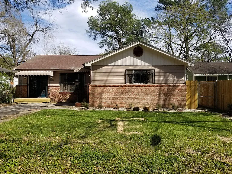 6830 Greenhurst St — Photo 3