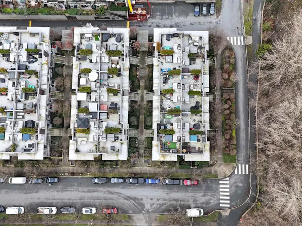 735 W 15th St #103, North Vancouver, BC V7L 2S5