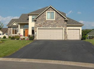 1060 Patterson Cir, Shakopee, MN 55379