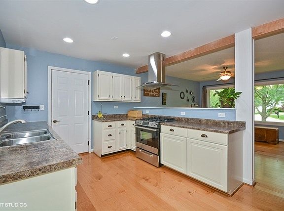 3rd image of 30W235 Bedford Ln
