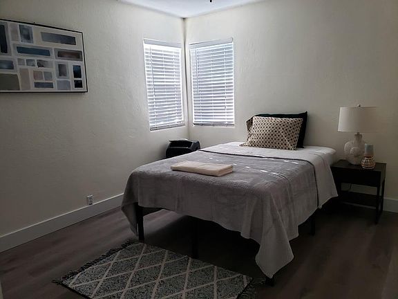 4th image of 2411 W Oxford Way