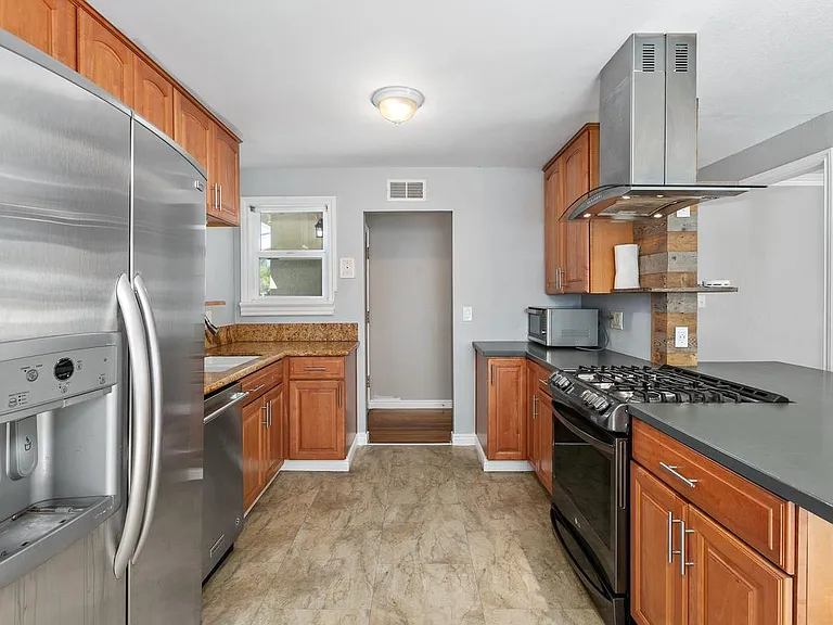 4060 Armstrong St — Photo 8
