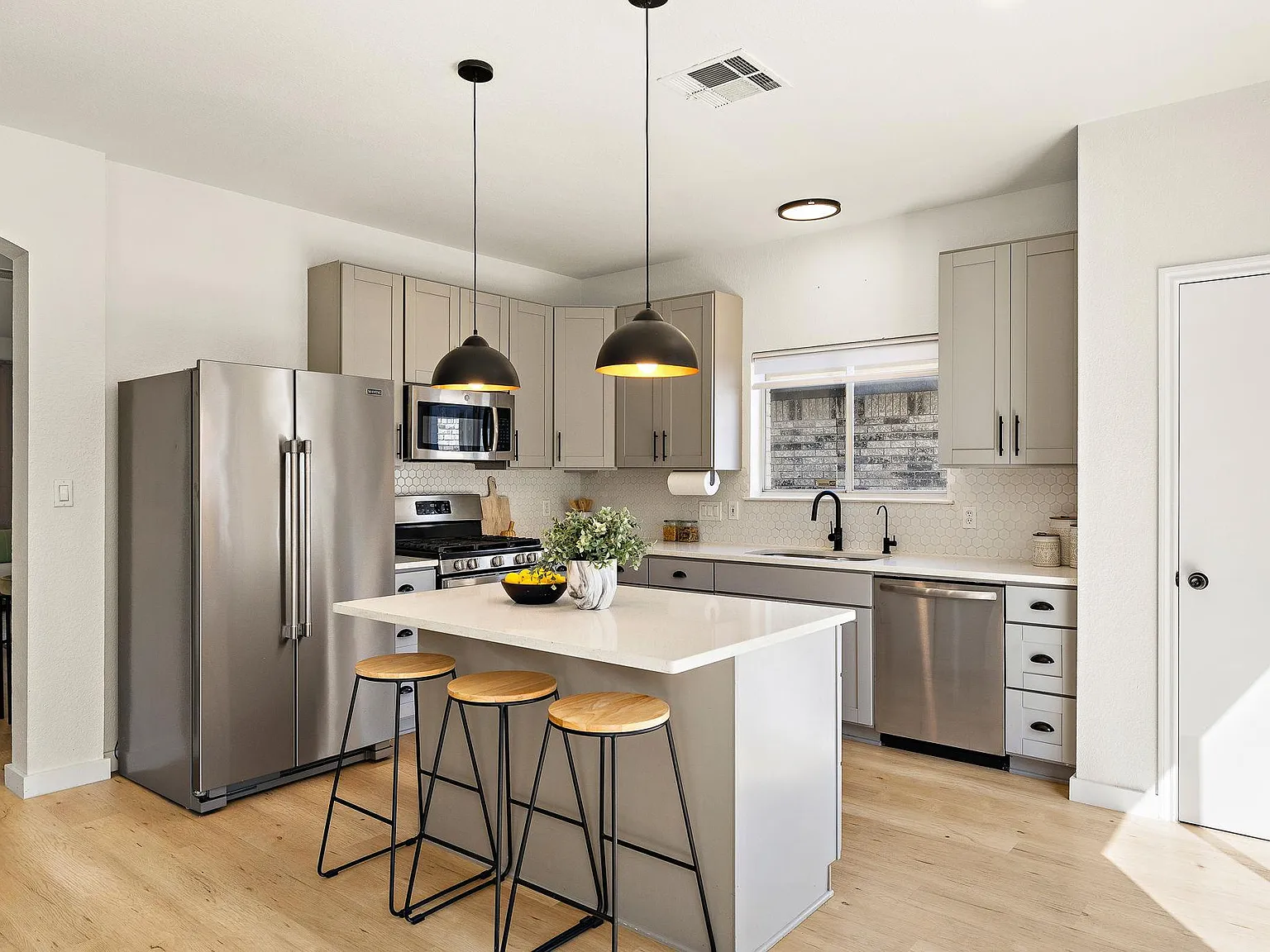 3 bed, 2.5 bath, 2574 sqft, $3,250 — Photo 3