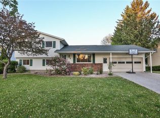 8 Oasis Ln, Rochester, NY 14624