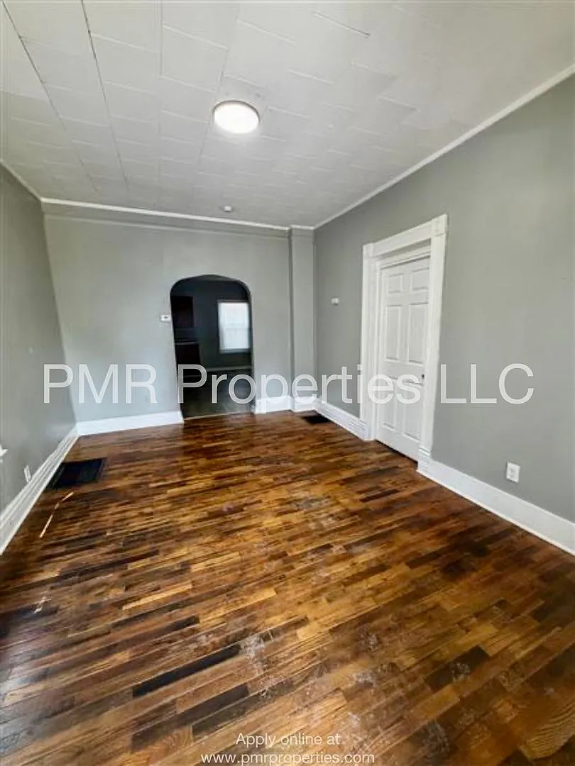 2 Bedrooms/1 Bathroom House — Photo 3