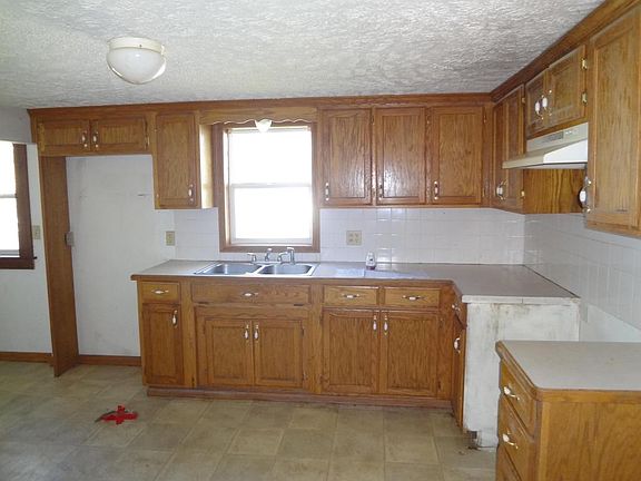 5th image of 208 Crane St