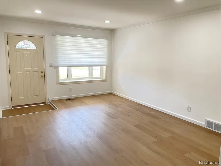 32827 Dover Ave — Photo 3