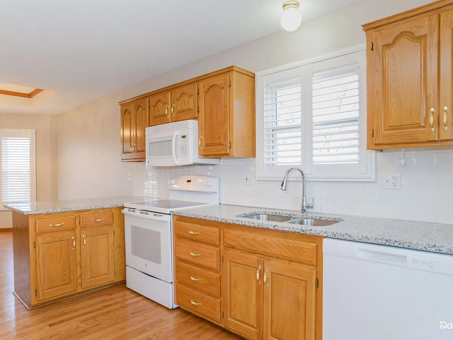 3 bed, 3.0 bath, 1992 sqft, $2,580 — Photo 2
