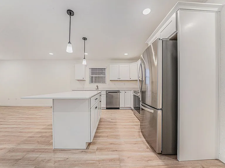 112 Iris Ct — Photo 5