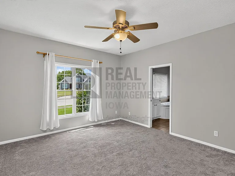 2305 NE Hanover Ct — Photo 17