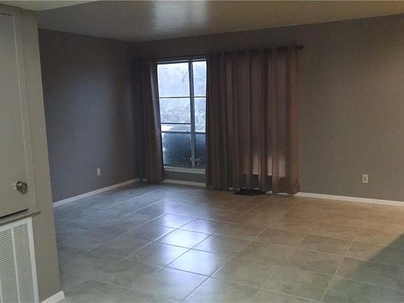 5th image of 218 Rolling Hills Pl