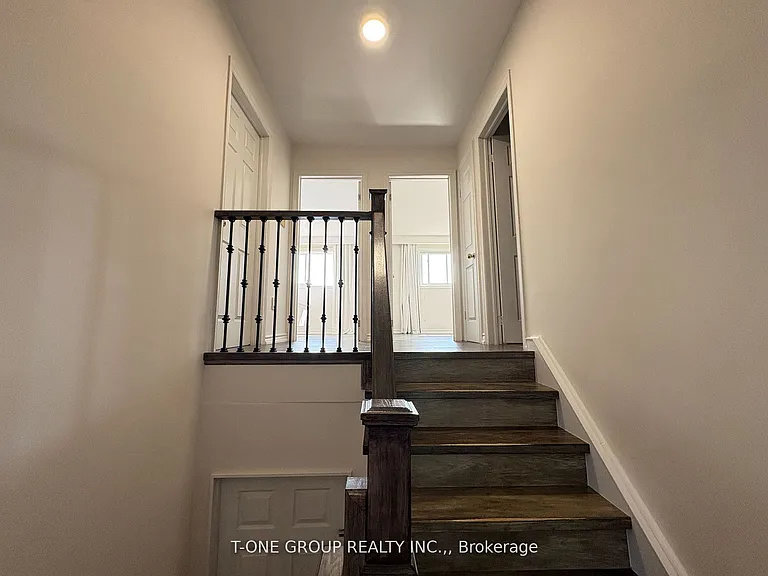 34 Navaho Dr #UPPER FL — Photo 3