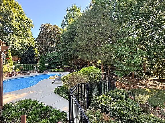 3rd image of 8116 Glengarriff Rd