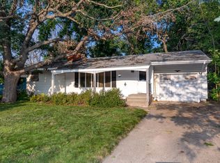2838 Farrington St, Roseville, MN 55113