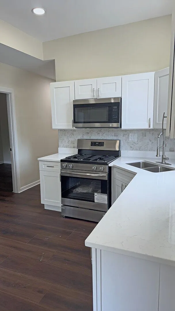 4 bed, 1.0 bath, 1100 sqft, $1,700 — Photo 2