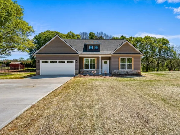 822 Broadway School Rd, Belton, SC 29627