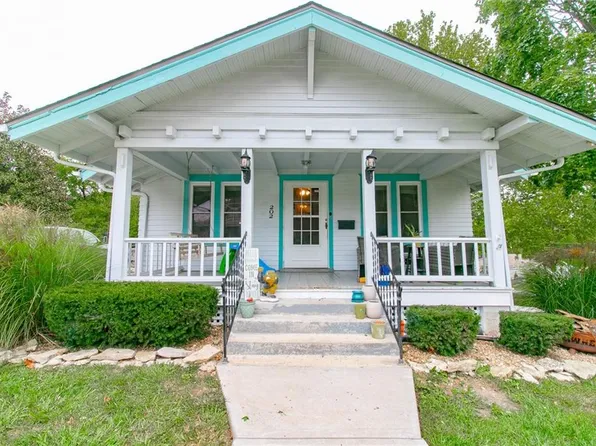 202 N Armstrong St, Pleasant Hill, MO 64080