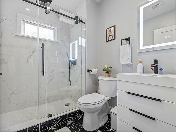 4th image of 7 Dickson St #2