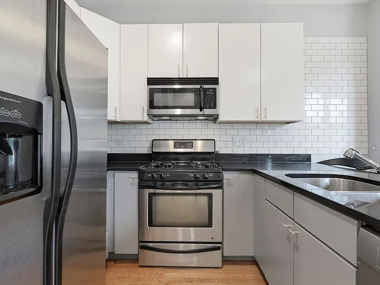 2610 W Iowa St #2F — Photo 8