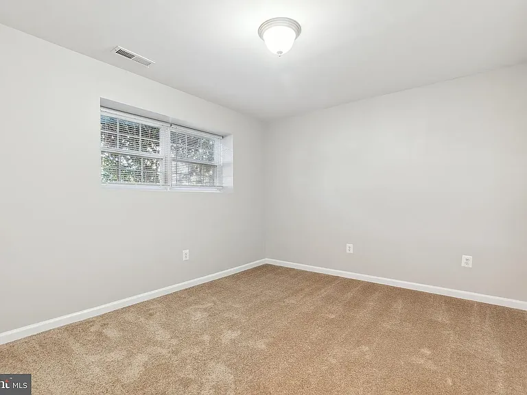 Bedroom w/ Closet