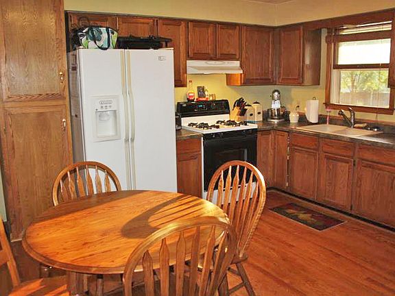 4th image of 221 Oak Ct