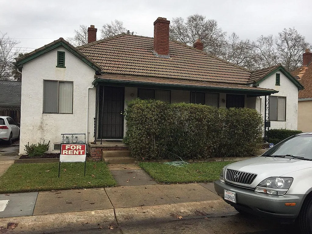 1811 Commercial Way photo 1